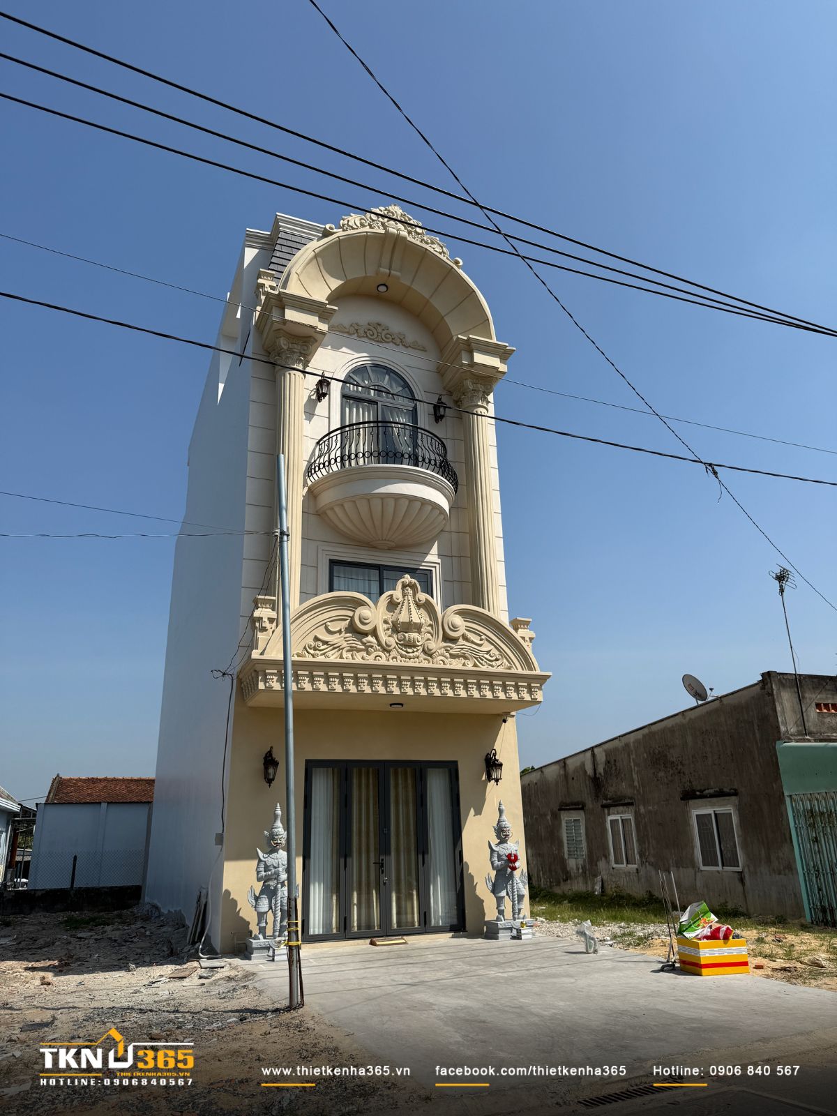 Bảng m&agrave;u trắng - be phối c&ugrave;ng đ&aacute; ốp v&agrave; &aacute;nh kim nhạt gi&uacute;p mặt tiền giữ độ s&aacute;ng, chiều s&acirc;u thị gi&aacute;c v&agrave; vẻ đẹp bền vững theo thời gian