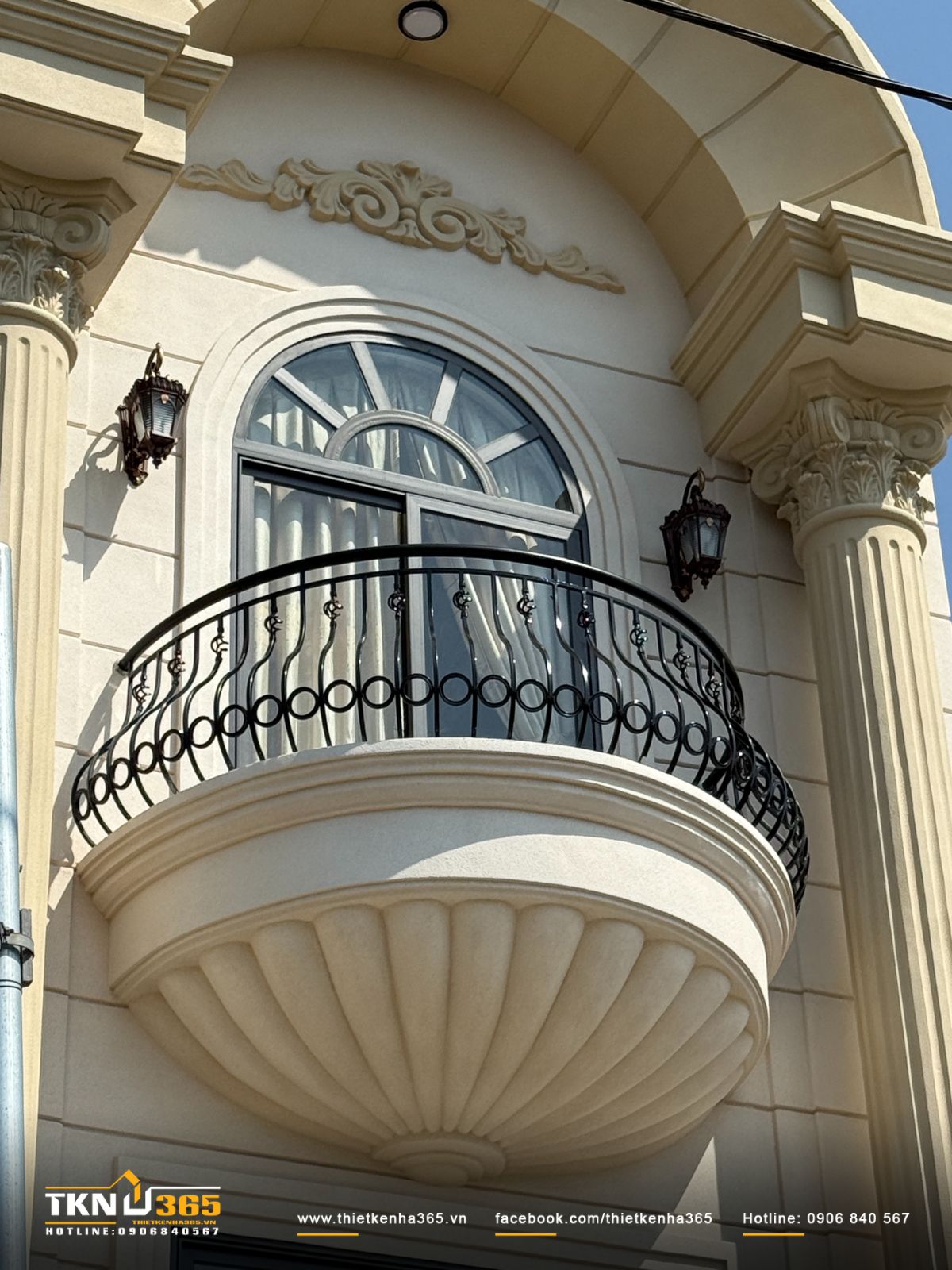 Ban c&ocirc;ng b&aacute;n nguyệt kết hợp lan can sắt uốn mềm mại gi&uacute;p mặt tiền giữ được sự uyển chuyển, c&acirc;n bằng giữa n&eacute;t cổ điển v&agrave; tinh thần kiến tr&uacute;c đương đại