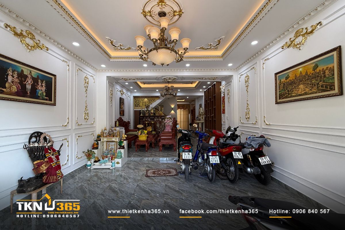 Kh&ocirc;ng gian s&acirc;n trước v&agrave; ph&ograve;ng kh&aacute;ch li&ecirc;n th&ocirc;ng như một khoảng đệm mềm, gi&uacute;p chuyển tiếp tự nhi&ecirc;n từ b&ecirc;n ngo&agrave;i v&agrave;o đời sống sinh hoạt b&ecirc;n trong ng&ocirc;i nh&agrave;