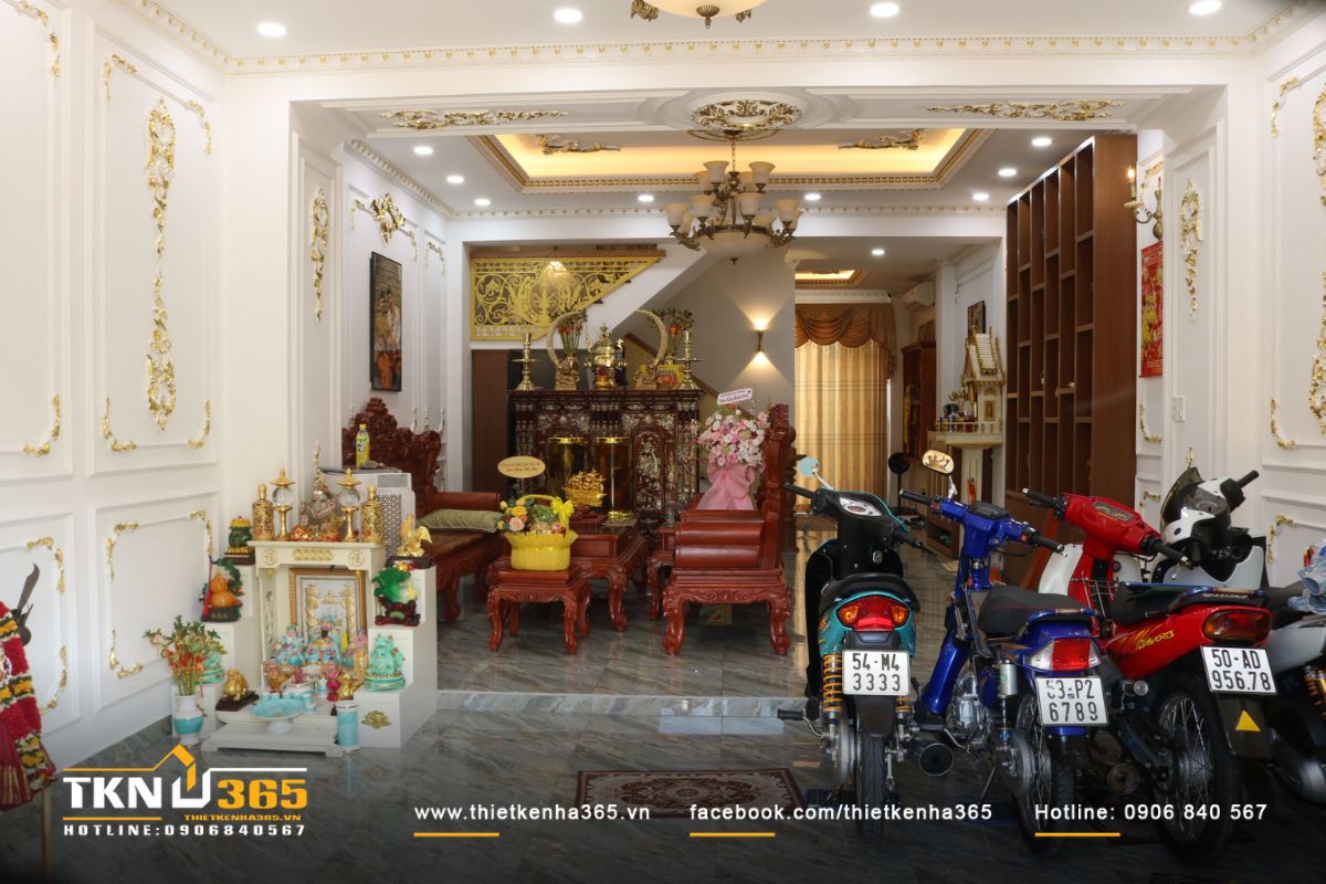 Trần nh&agrave;, đ&egrave;n ch&ugrave;m v&agrave; hệ ph&agrave;o chỉ xử l&yacute; đồng bộ về tỷ lệ v&agrave; chi tiết, g&oacute;p phần định h&igrave;nh vẻ đẹp t&acirc;n cổ điển nền n&atilde;, kh&ocirc;ng ph&ocirc; trương