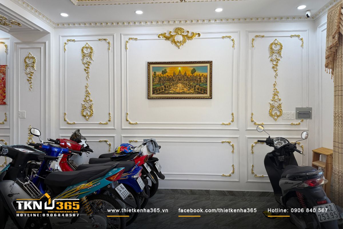 Mảng tường ph&agrave;o chỉ kết hợp hoa văn d&aacute;t &aacute;nh kim thi c&ocirc;ng tỉ mỉ, tạo nền thẩm mỹ sang trọng nhưng vẫn giữ sự nhẹ nh&agrave;ng cho kh&ocirc;ng gian tầng trệt