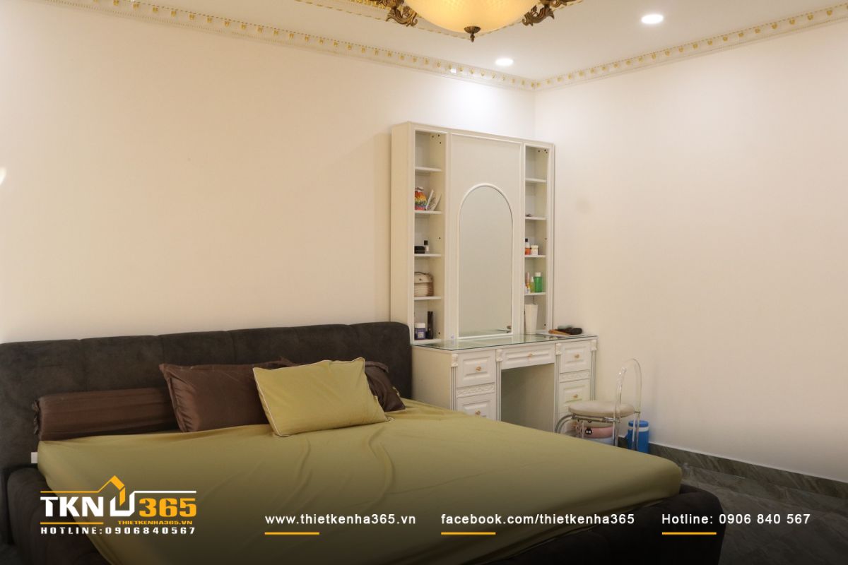 Giường ngủ bọc nệm t&ocirc;ng trầm, bố tr&iacute; ở trung t&acirc;m gi&uacute;p kh&ocirc;ng gian ph&ograve;ng ngủ c&acirc;n bằng v&agrave; ấm c&uacute;ng