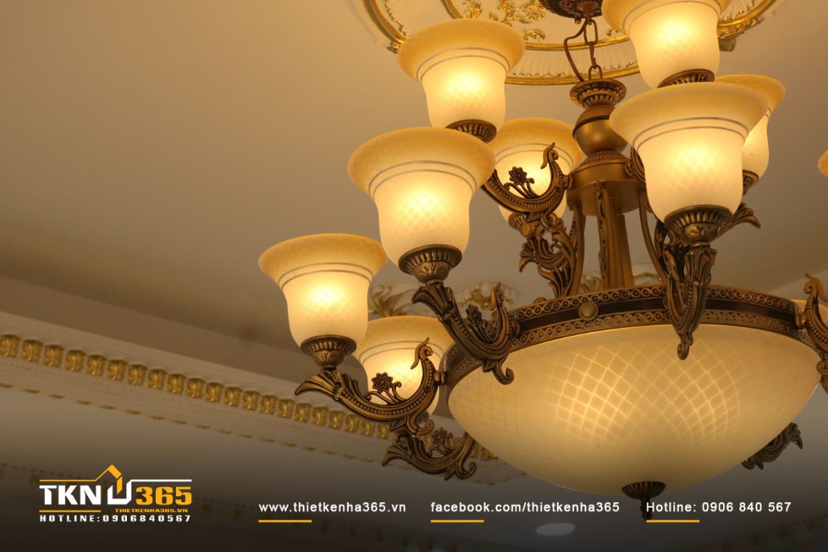 Đ&egrave;n ch&ugrave;m t&acirc;n cổ điển &aacute;nh v&agrave;ng dịu, giữ vai tr&ograve; tạo điểm nhấn nhưng kh&ocirc;ng lấn &aacute;t kh&ocirc;ng gian nghỉ ngơi