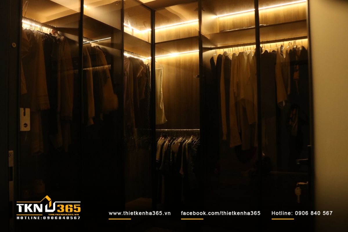 Hệ tủ quần &aacute;o bằng k&iacute;nh kết hợp &aacute;nh s&aacute;ng gi&aacute;n tiếp, tạo cảm gi&aacute;c gọn g&agrave;ng v&agrave; sang trọng khi sử dụng h&agrave;ng ng&agrave;y