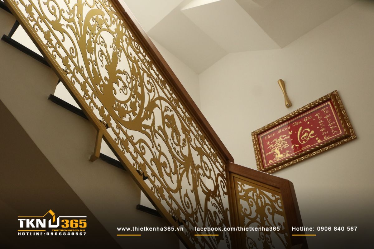 Cầu thang dẫn l&ecirc;n kh&ocirc;ng gian bếp - ăn ở tầng tr&ecirc;n được trang tr&iacute; họa tiết tinh xảo