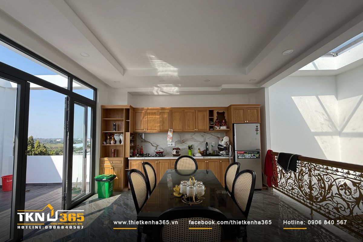 Khu bếp mở kết nối trực tiếp với s&acirc;n thượng, hệ cửa k&iacute;nh lớn gi&uacute;p &aacute;nh s&aacute;ng tự nhi&ecirc;n lan tỏa đều, mang lại cảm gi&aacute;c tho&aacute;ng đ&atilde;ng v&agrave; dễ chịu