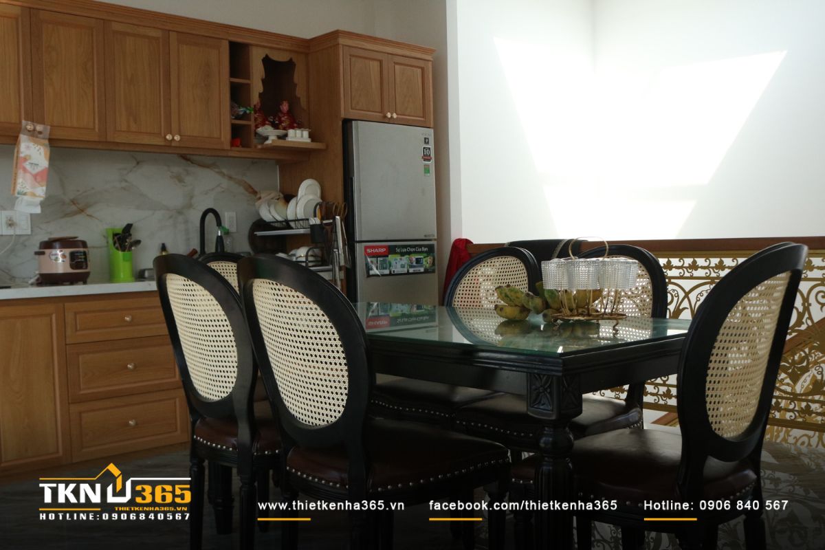 Hệ tủ bếp gỗ t&ocirc;ng ấm kết hợp bố cục chữ I đơn giản, tối ưu c&ocirc;ng năng sử dụng v&agrave; giữ cho kh&ocirc;ng gian lu&ocirc;n ngăn nắp, gần gũi