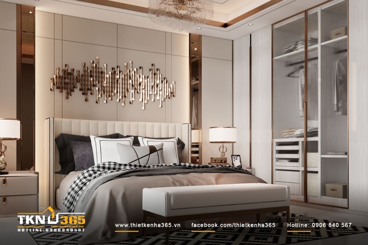 Mảng tường sau giường xử l&yacute; phẳng, kết hợp điểm nhấn kim loại &aacute;nh đồng gi&uacute;p kh&ocirc;ng gian sang trọng nhưng kh&ocirc;ng ph&ocirc; trương