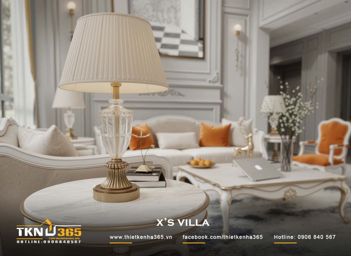 Bộ sofa s&aacute;ng m&agrave;u sắp đặt quanh b&agrave;n tr&agrave; trung t&acirc;m, đặt tr&ecirc;n thảm lớn để định h&igrave;nh khu vực sinh hoạt ấm &aacute;p giữa kh&ocirc;ng gian cao tho&aacute;ng