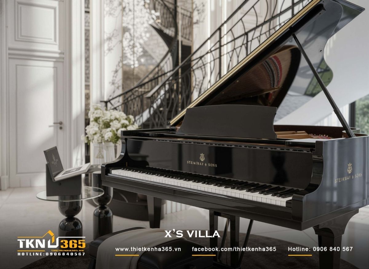 Đ&agrave;n piano đen b&oacute;ng đặt dưới kh&ocirc;ng gian th&ocirc;ng tầng, nơi &aacute;nh s&aacute;ng, &acirc;m nhạc v&agrave; kiến tr&uacute;c giao thoa, tạo điểm nhấn cảm x&uacute;c cho ph&ograve;ng kh&aacute;ch
