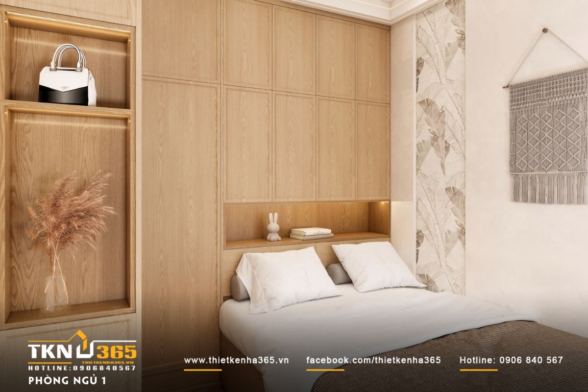 Ph&ograve;ng ngủ của &ocirc;ng b&agrave; sử dụng bảng m&agrave;u s&aacute;ng kết hợp gỗ ấm, hệ tủ &acirc;m cao kịch trần gi&uacute;p kh&ocirc;ng gian gọn g&agrave;ng v&agrave; y&ecirc;n tĩnh
