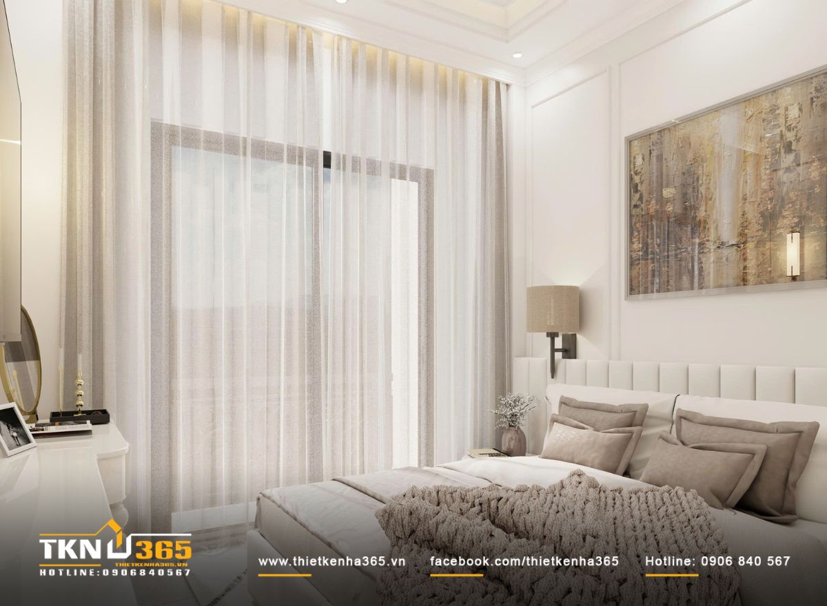 Giường ngủ đặt tr&ecirc;n trục trung t&acirc;m, kết hợp r&egrave;m vải mỏng v&agrave; &aacute;nh s&aacute;ng tự nhi&ecirc;n gi&uacute;p kh&ocirc;ng gian lu&ocirc;n nhẹ nh&agrave;ng, tho&aacute;ng đ&atilde;ng