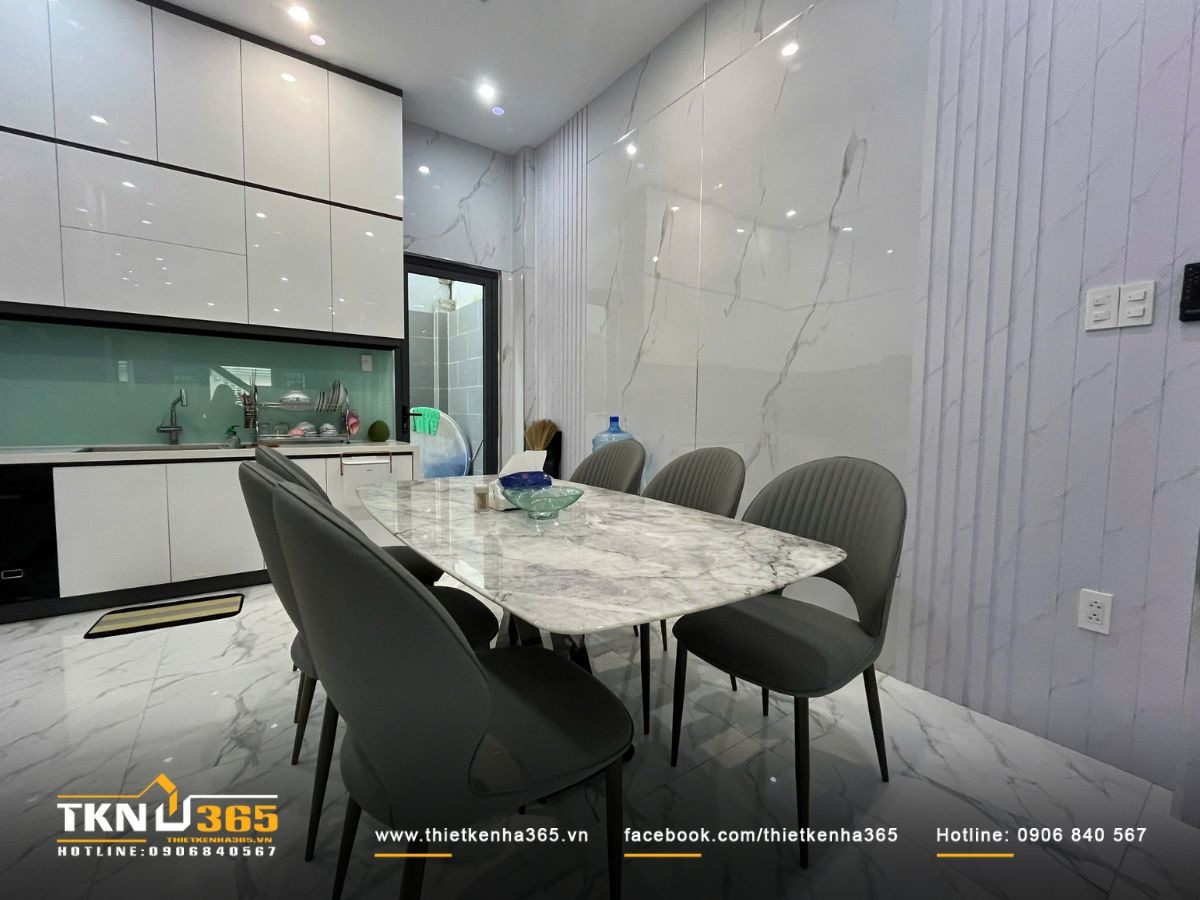 Ph&ograve;ng bếp - ăn kết nối liền mạch, gi&uacute;p tối ưu diện t&iacute;ch &ldquo;hẹp ngang d&agrave;i s&acirc;u&rdquo; của nh&agrave; phố 3 tầng