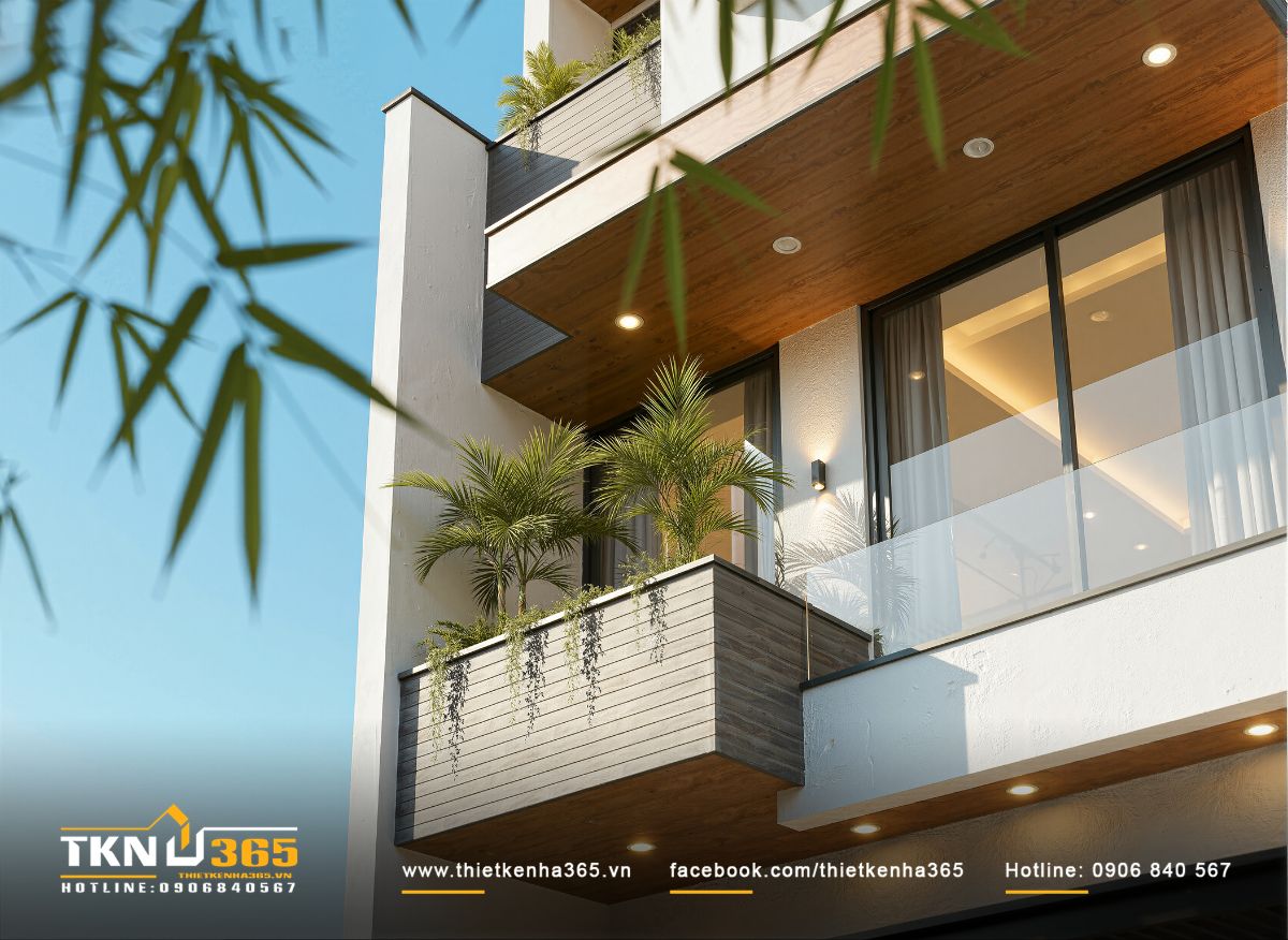Ban công lầu hai với bồn cây xây đặc và lan can kính trong suốt, đây là giải pháp vừa đảm bảo riêng tư vừa duy trì độ thoáng