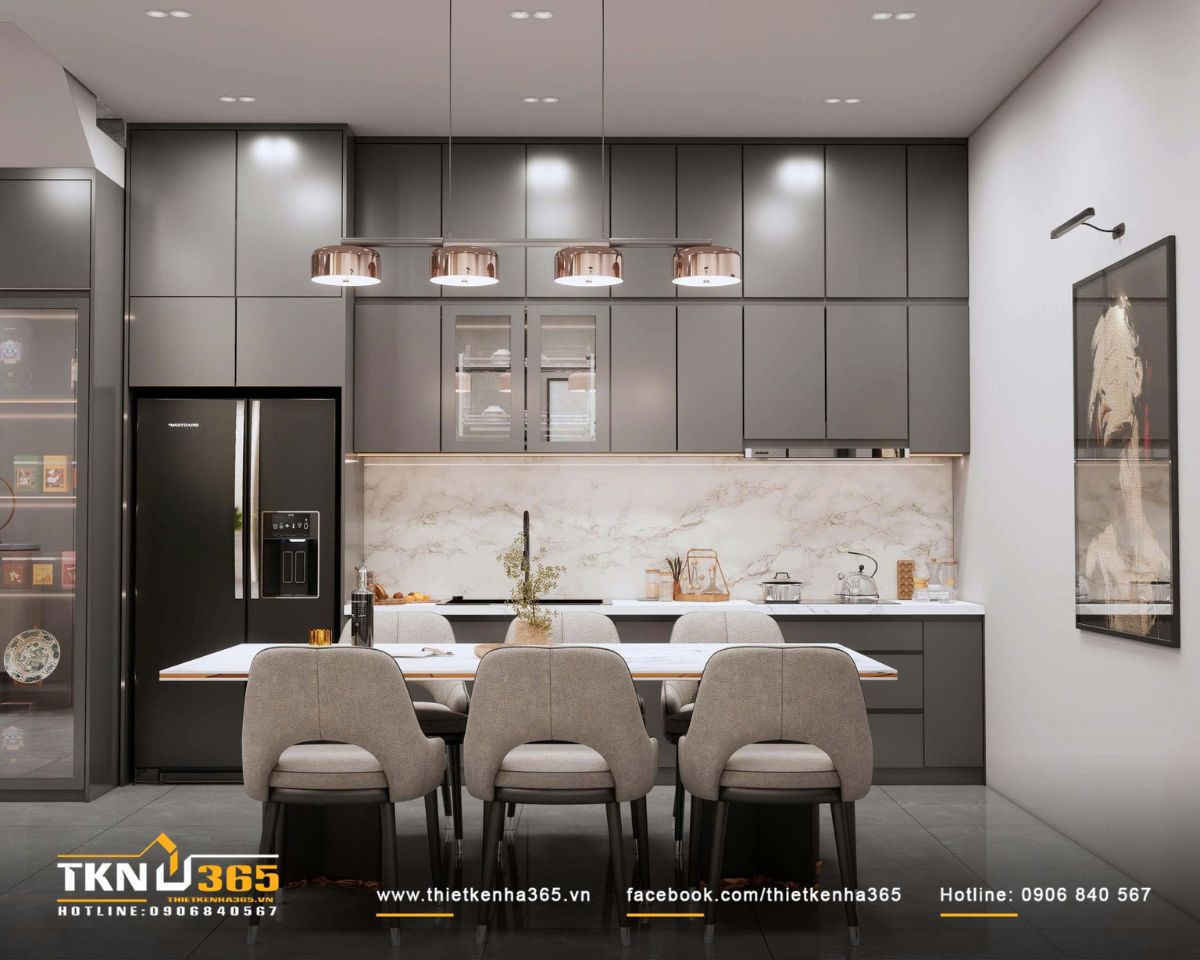 Cụm bốn đ&egrave;n thả &aacute;nh đồng treo theo h&agrave;ng ngang, định vị khu vực ăn uống như một điểm nhấn thị gi&aacute;c trung t&acirc;m