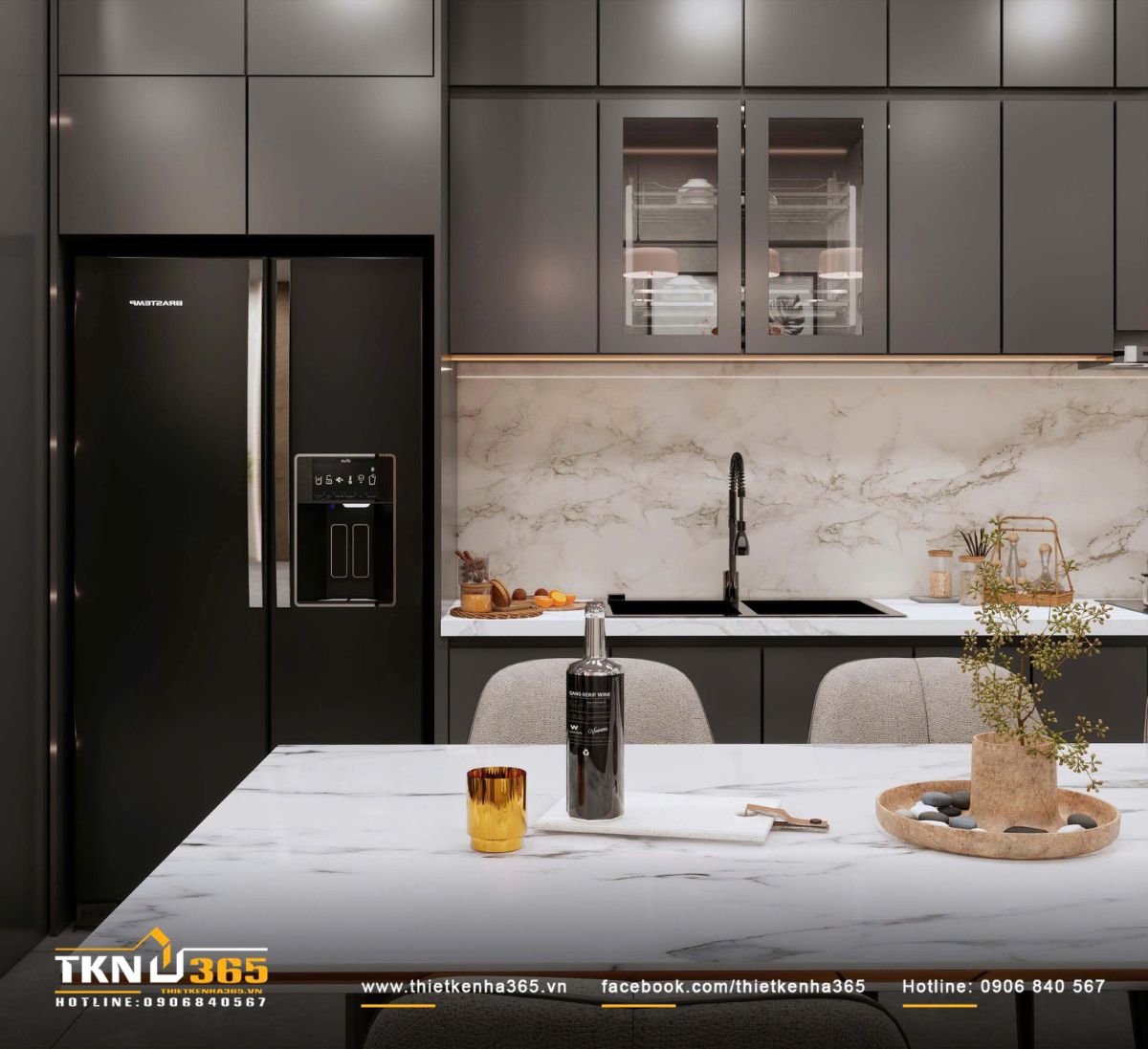Khu vực chậu rửa v&agrave; bếp nấu bố tr&iacute; tr&ecirc;n c&ugrave;ng một mặt phẳng đ&aacute; với đ&egrave;n hắt dưới tủ tr&ecirc;n tạo lớp s&aacute;ng dịu, gi&uacute;p bề mặt ốp v&acirc;n m&acirc;y th&ecirc;m chiều s&acirc;u