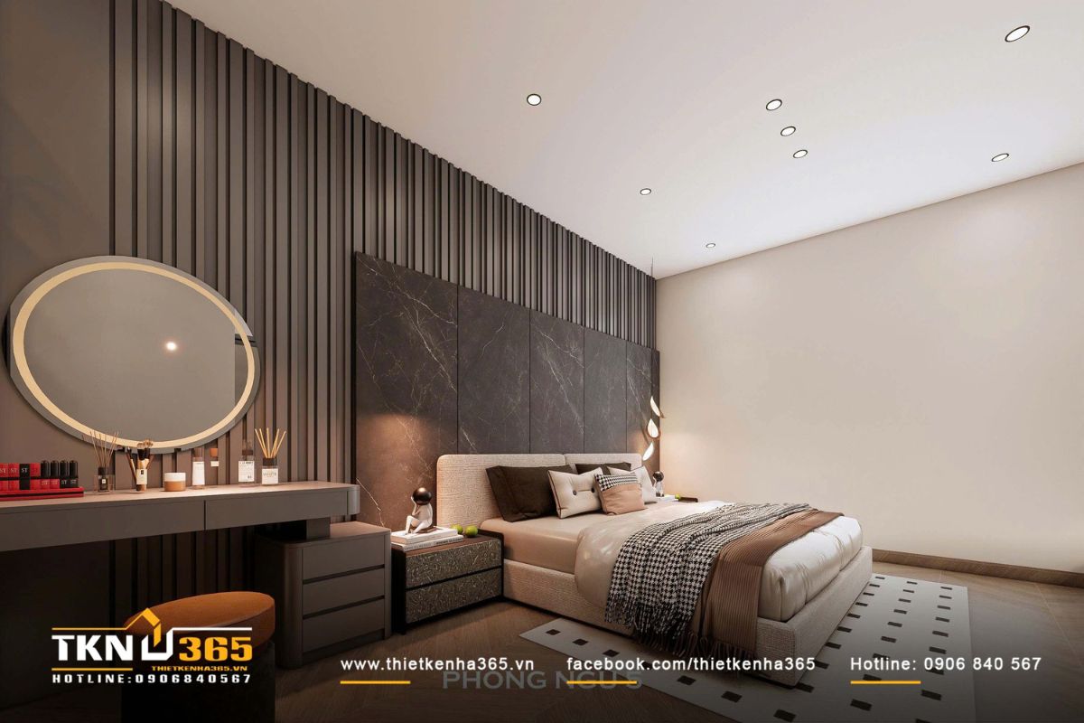 Chi tiết lam đứng kết hợp c&aacute;c tấm đ&aacute; tối m&agrave;u ph&iacute;a sau giường, tạo nền trầm chắc cho giường bọc nỉ s&aacute;ng ph&iacute;a trước