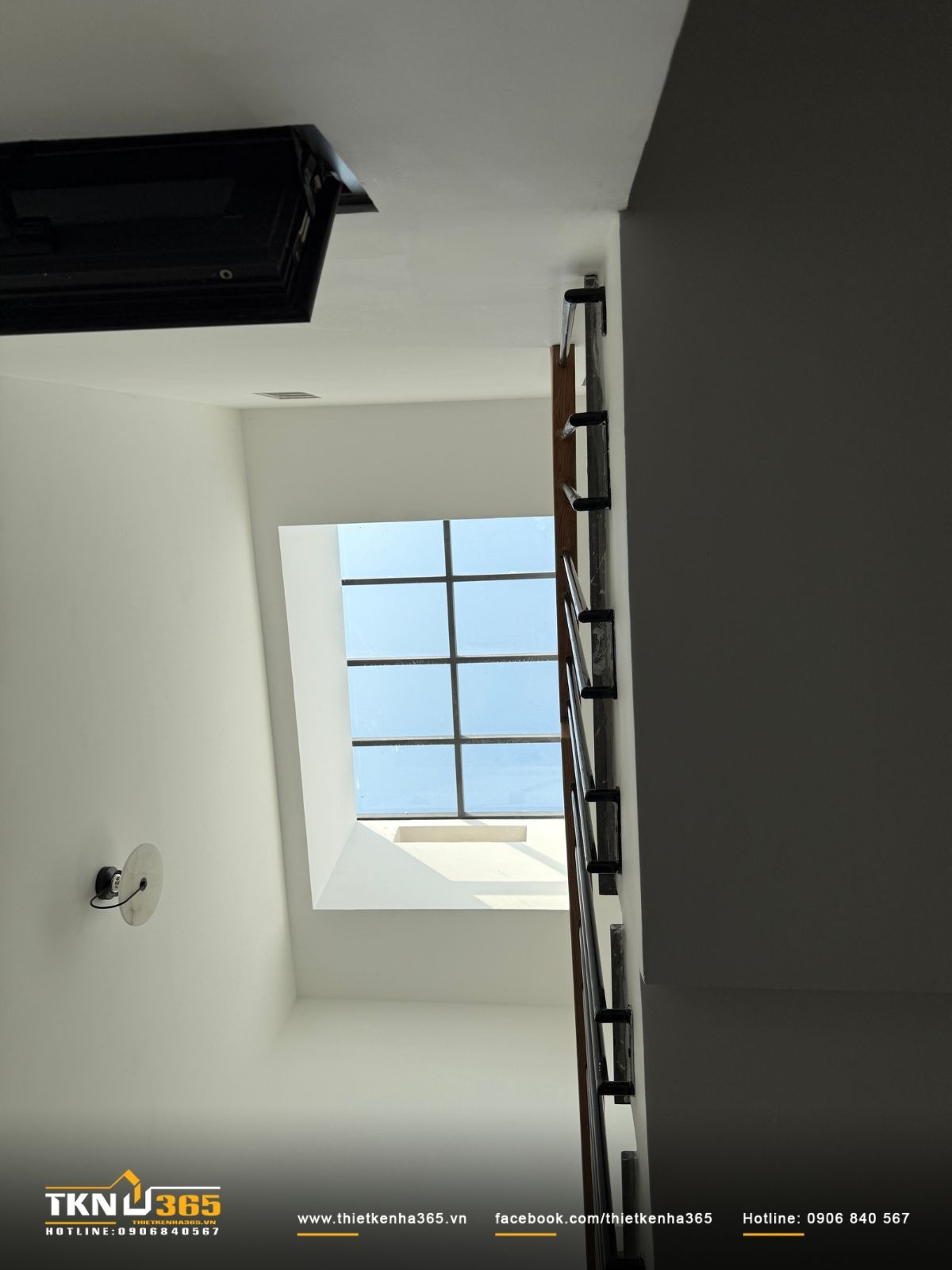 Nh&agrave; 1 trệt 1 lầu 6x20m bố tr&iacute; cầu thang kết hợp giếng trời giữa nh&agrave;, gi&uacute;p ph&acirc;n chia mặt bằng hợp l&yacute;, đồng thời đảm bảo khả năng lấy gi&oacute; v&agrave; lấy s&aacute;ng tự nhi&ecirc;n