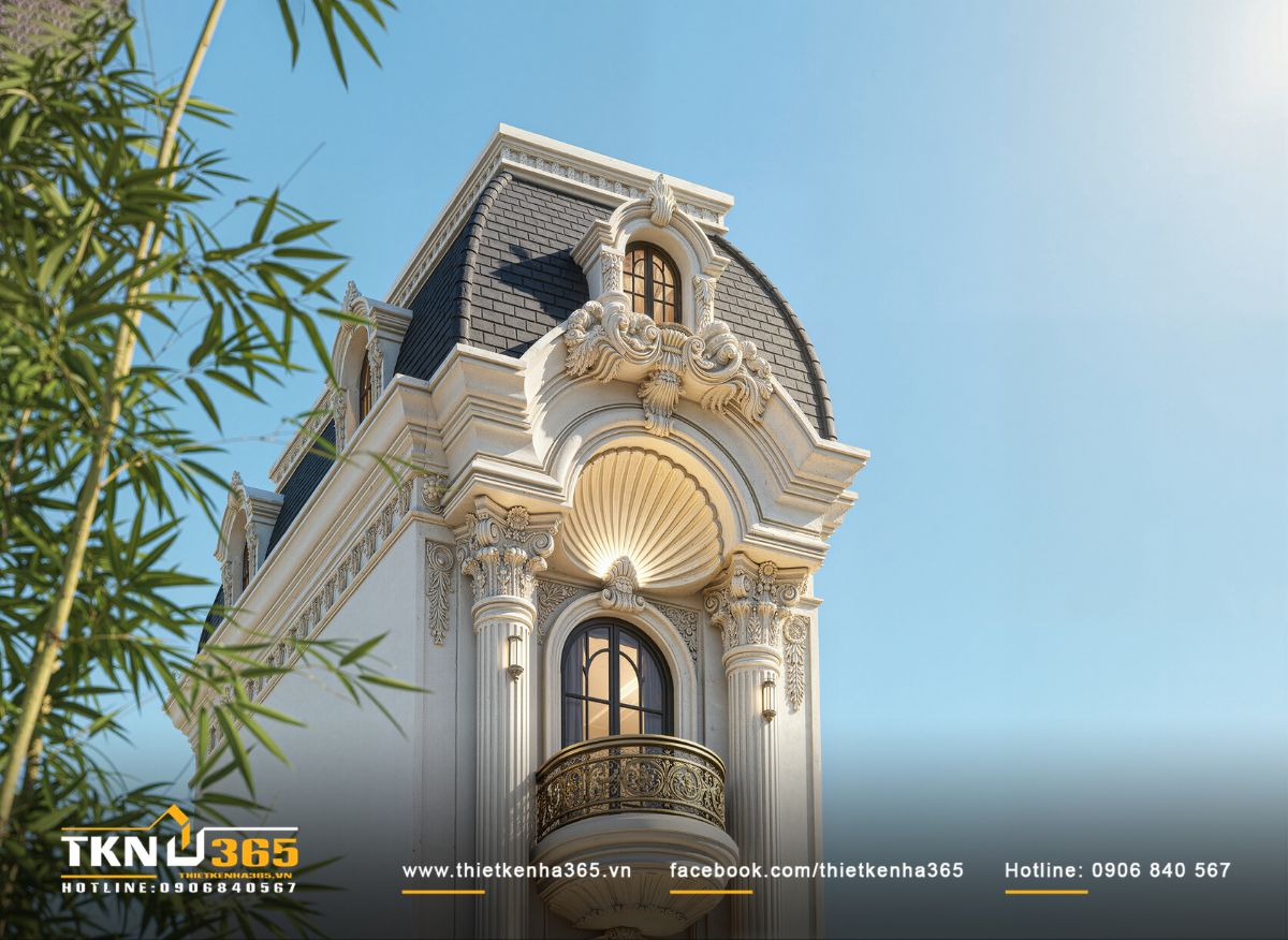 Chi tiết m&aacute;i mansard v&agrave; c&aacute;c cửa sổ v&ograve;m nhỏ tr&ecirc;n tầng tr&ecirc;n c&ugrave;ng gi&uacute;p c&ocirc;ng tr&igrave;nh tăng khả năng lấy s&aacute;ng v&agrave; ho&agrave;n thiện vẻ đẹp t&acirc;n cổ điển