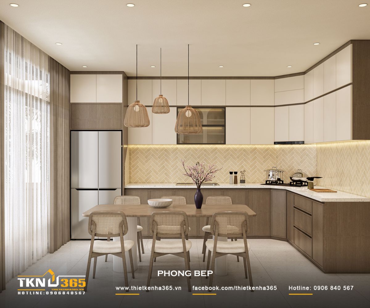 Khu bếp sử dụng tủ hai tông màu trắng sáng và gỗ, tạo sự cân bằng giữa hiện đại và ấm cúng