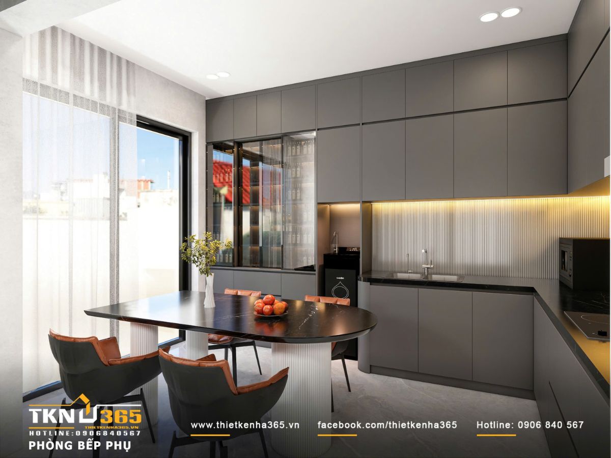 Bếp phụ tận dụng ánh sáng tự nhiên kết hợp hệ tủ xám và đèn hắt, giữ sự thông thoáng và đồng nhất vật liệu