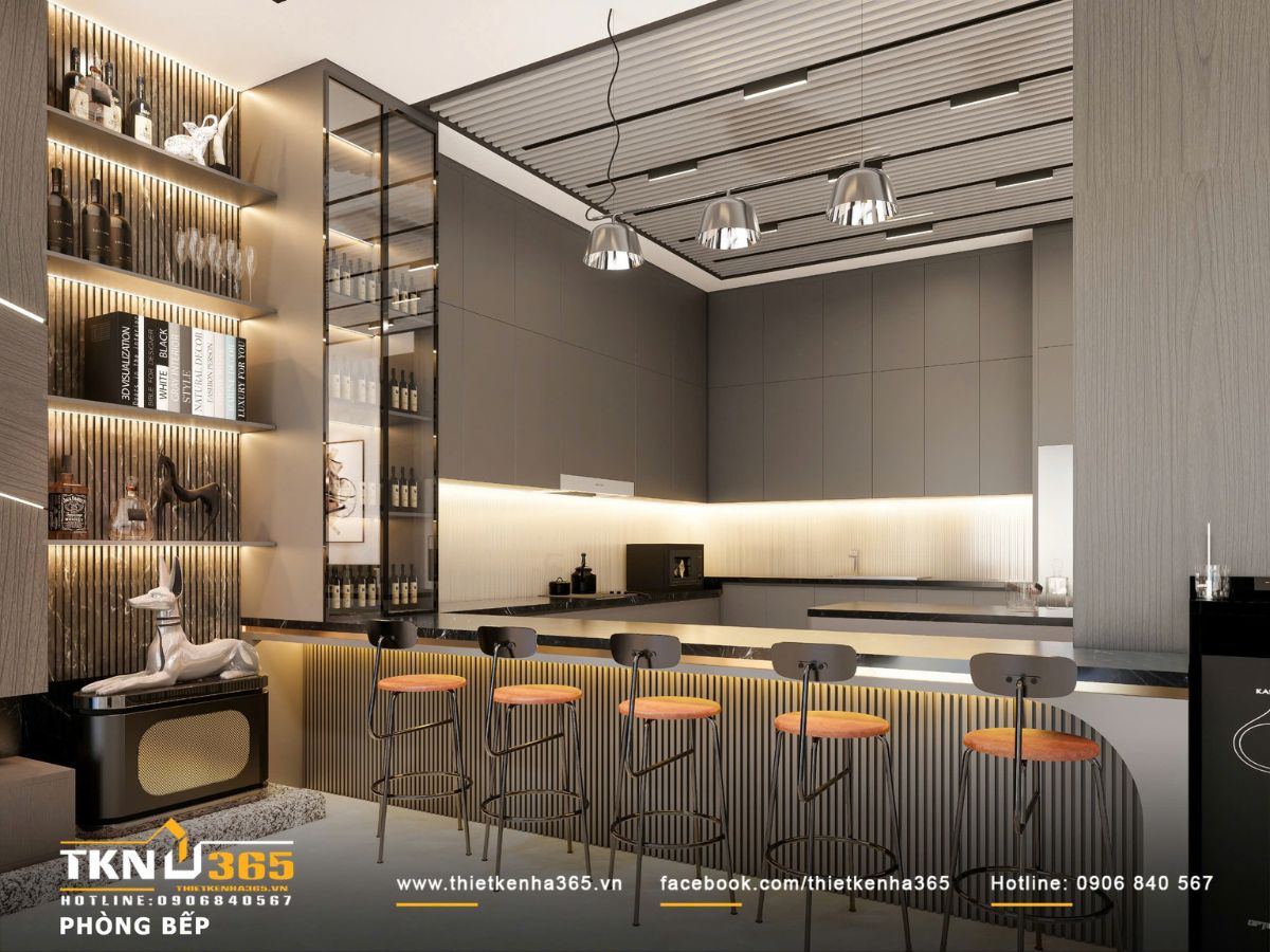 Hệ đèn thả kim loại kết hợp đèn LED hắt dưới tủ và ánh sáng âm trần tạo nên nhiều lớp sáng, giúp khu bếp vừa ấm áp vừa rõ nét công năng