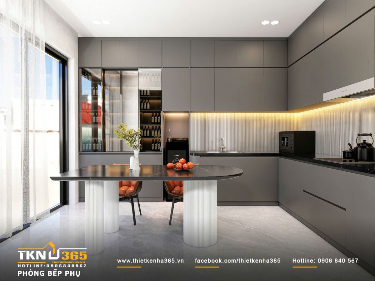 Ánh sáng tự nhiên được lọc qua lớp rèm mỏng, kết hợp cùng đèn hắt tường tạo nên sự chuyển tiếp nhẹ nhàng giữa các thời điểm trong ngày