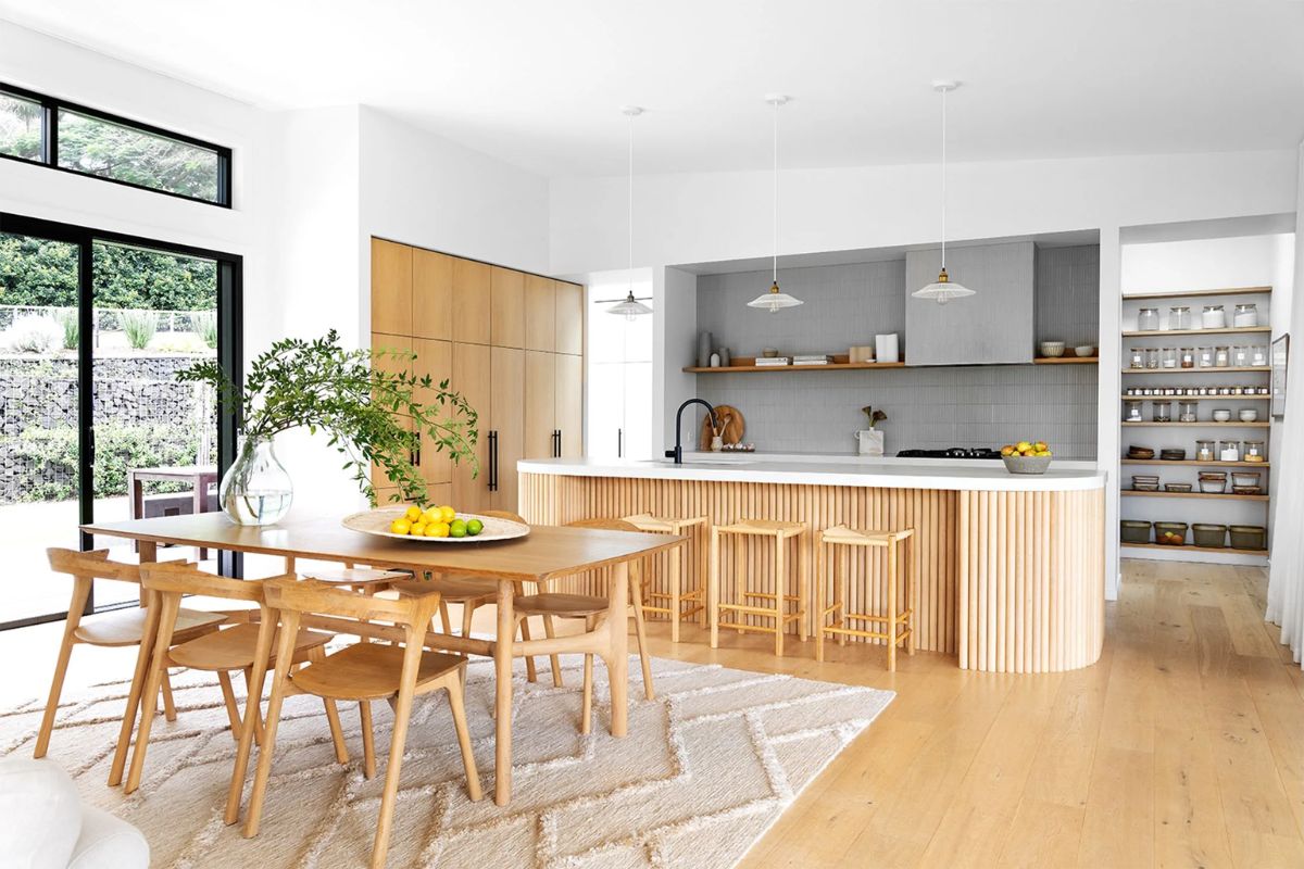 Phong Cách Japandi Là Gì? Đặc Trưng, Cách Thiết Kế & Ứng Dụng Trong Nội Thất 13 Vật liệu phong cách Japandi tập trung vào gỗ tự nhiên, vải thô và các bề mặt mộc nhằm tạo nên không gian tối giản nhưng vẫn ấm áp và giàu cảm xúc (Ảnh: Sưu tầm)