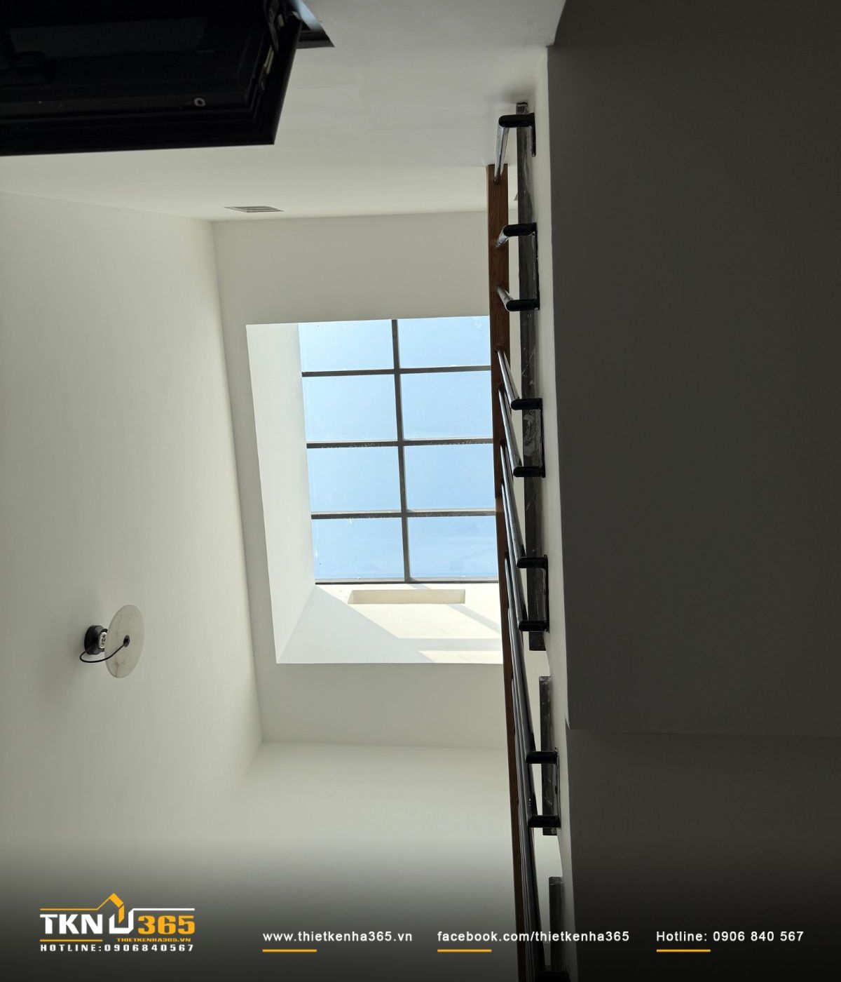 45+ Mẫu Nhà 1 Trệt 1 Lửng 1 Lầu 4x16 Đẹp, Hiện Đại Và Tối Ưu Không Gian 2026 10 Thiết kế cầu thang kết hợp giếng trời giúp ánh sáng len lỏi đến mọi ngóc ngách trong nhà